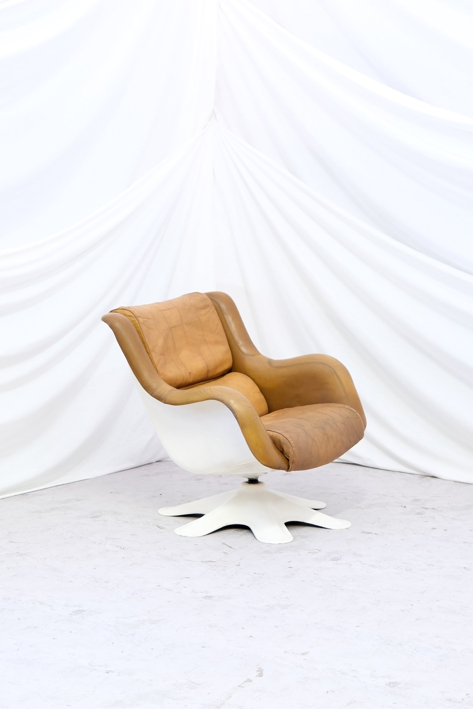 Vintage Yrjö Kukkapuro 418 lounge chair for Haimi. Fibreglass shell and leather cushions with patina. Finnish design classic.