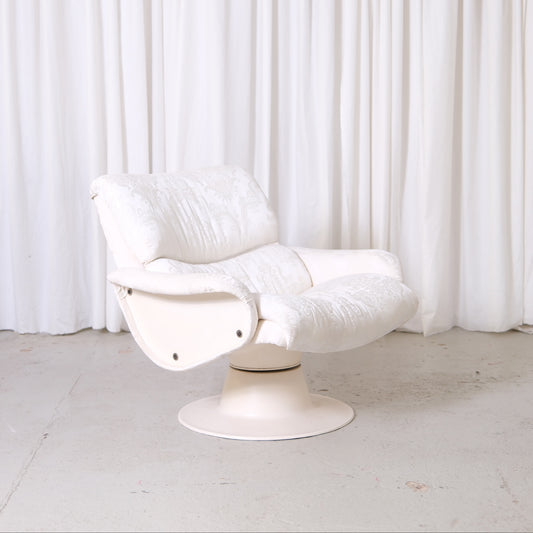 Vintage Yrjö Kukkapuro Saturnus lounge chair with white patterned upholstery and swivel base. Finnish postmodern design classic available from Helsinki.