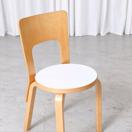 Artek 66-stol i björk med vit laminatsits, framifrån