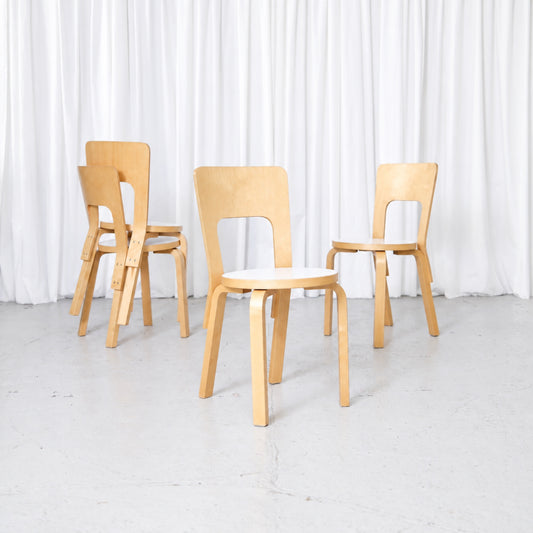 Fyra Artek 66-stolar i björk med vita laminatsitsar