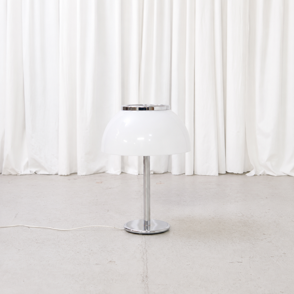 White Senior 940-147 table lamp by Heikki Turunen, front view