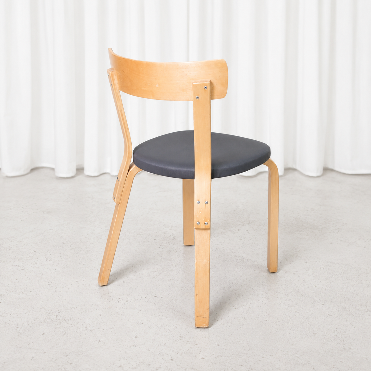 Artek tuoli 69, tummanharmaa verhoilu – Alvar Aalto