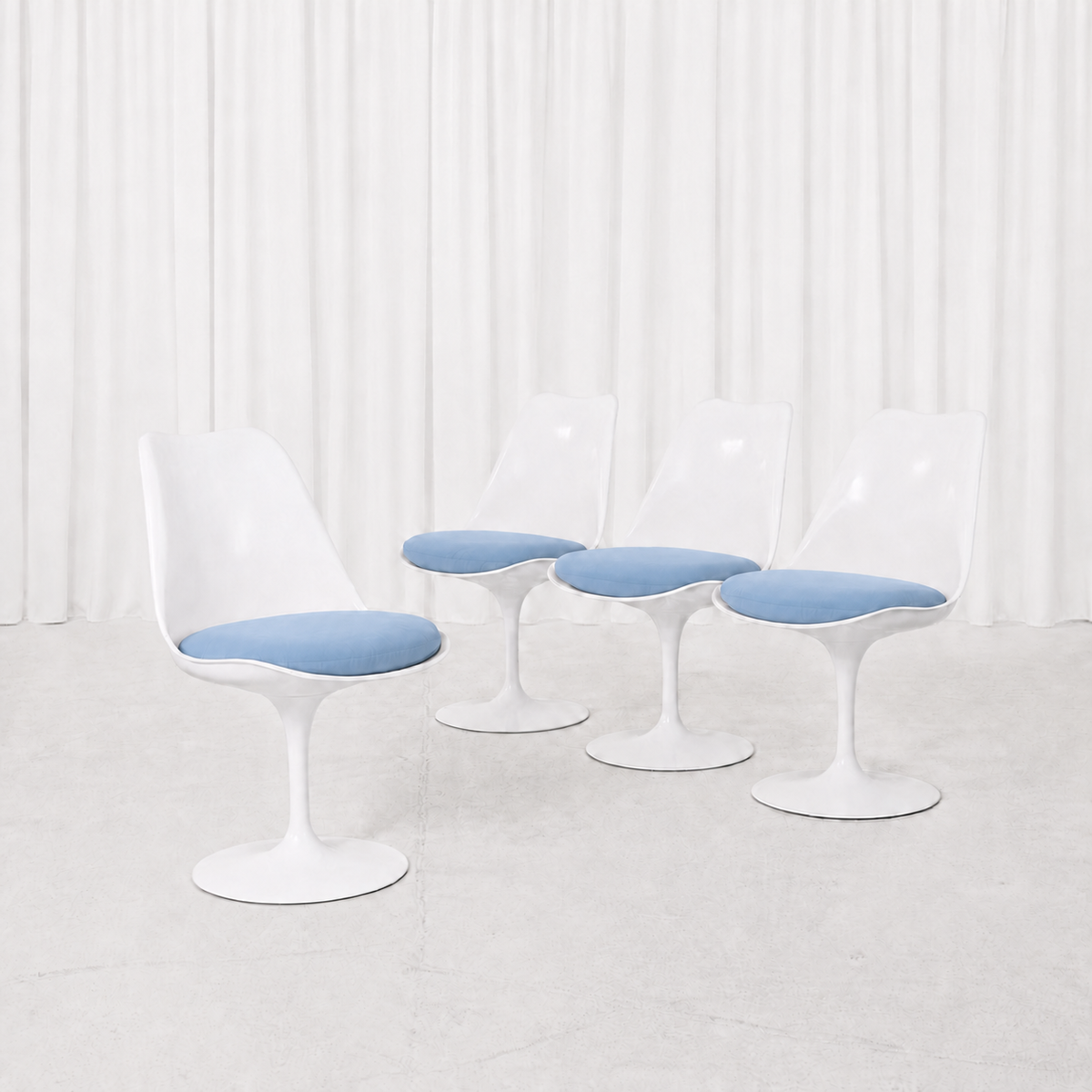Eero Saarinen Tulip-tuoli, valkoinen ja punainen, valmistaja Knoll