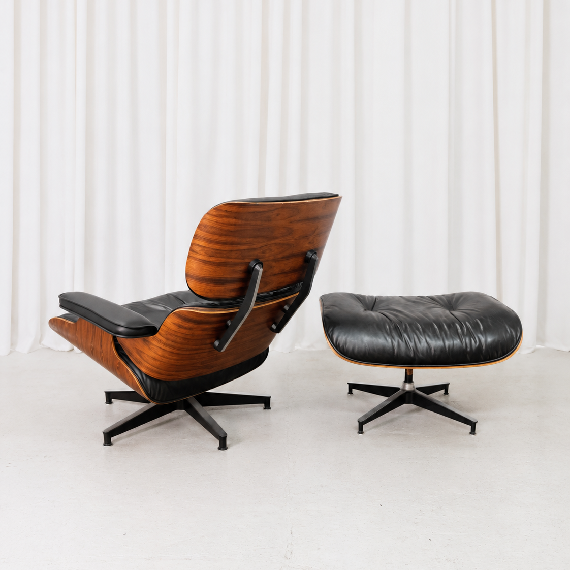 Eames Lounge Chair -lepotuoli ja rahi, ruusupuu ja musta nahka, valmistaja Herman Miller