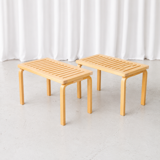 Alvar Aalto 153B -penkki, valmistaja Artek, koivu