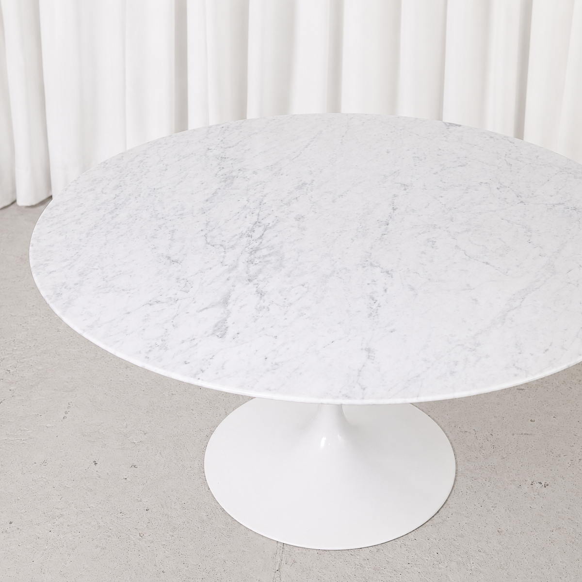 Eero Saarinen Tulip-ruokapöytä, valkoinen marmorikansi, valmistaja Knoll