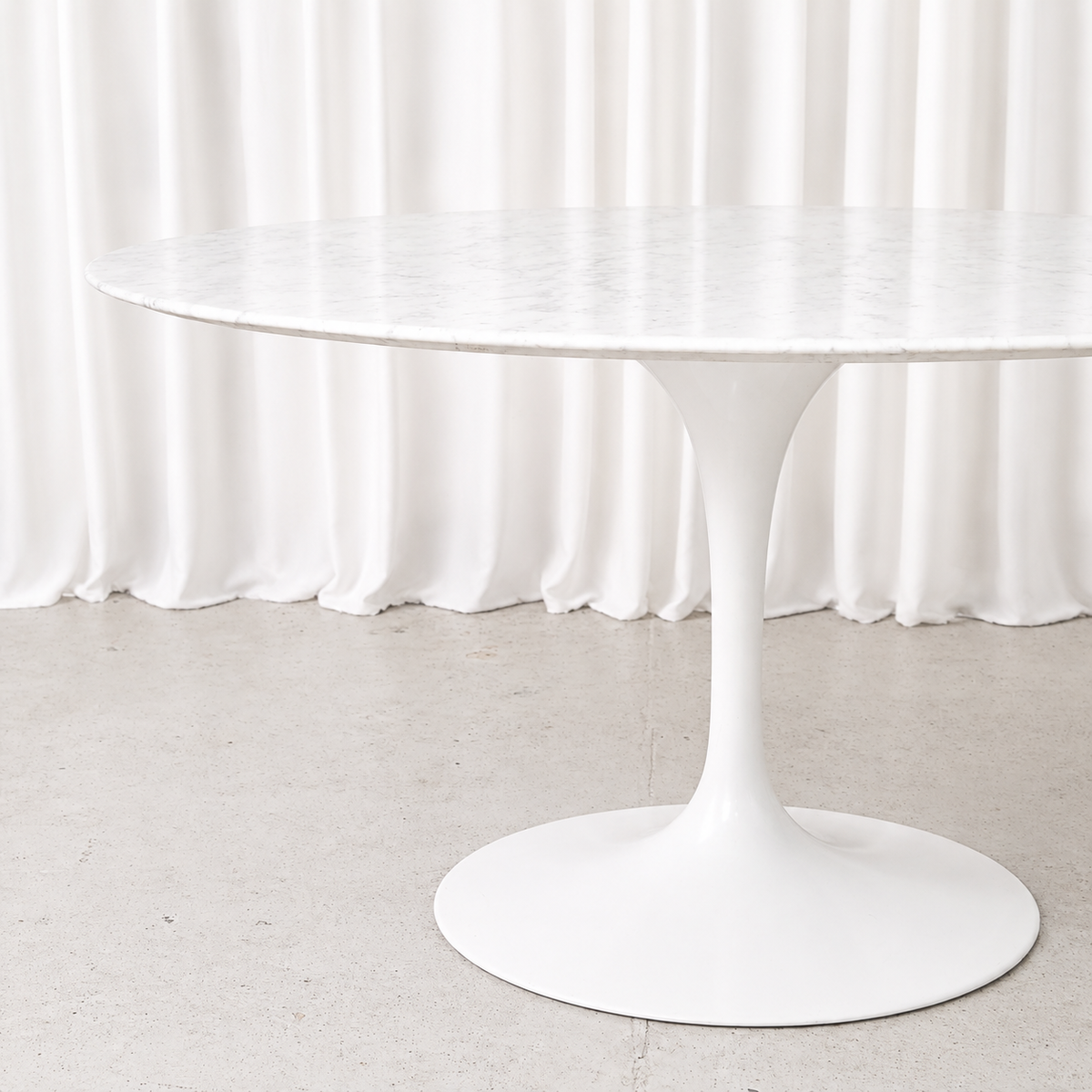 Eero Saarinen Tulip-ruokapöytä, valkoinen marmorikansi, valmistaja Knoll