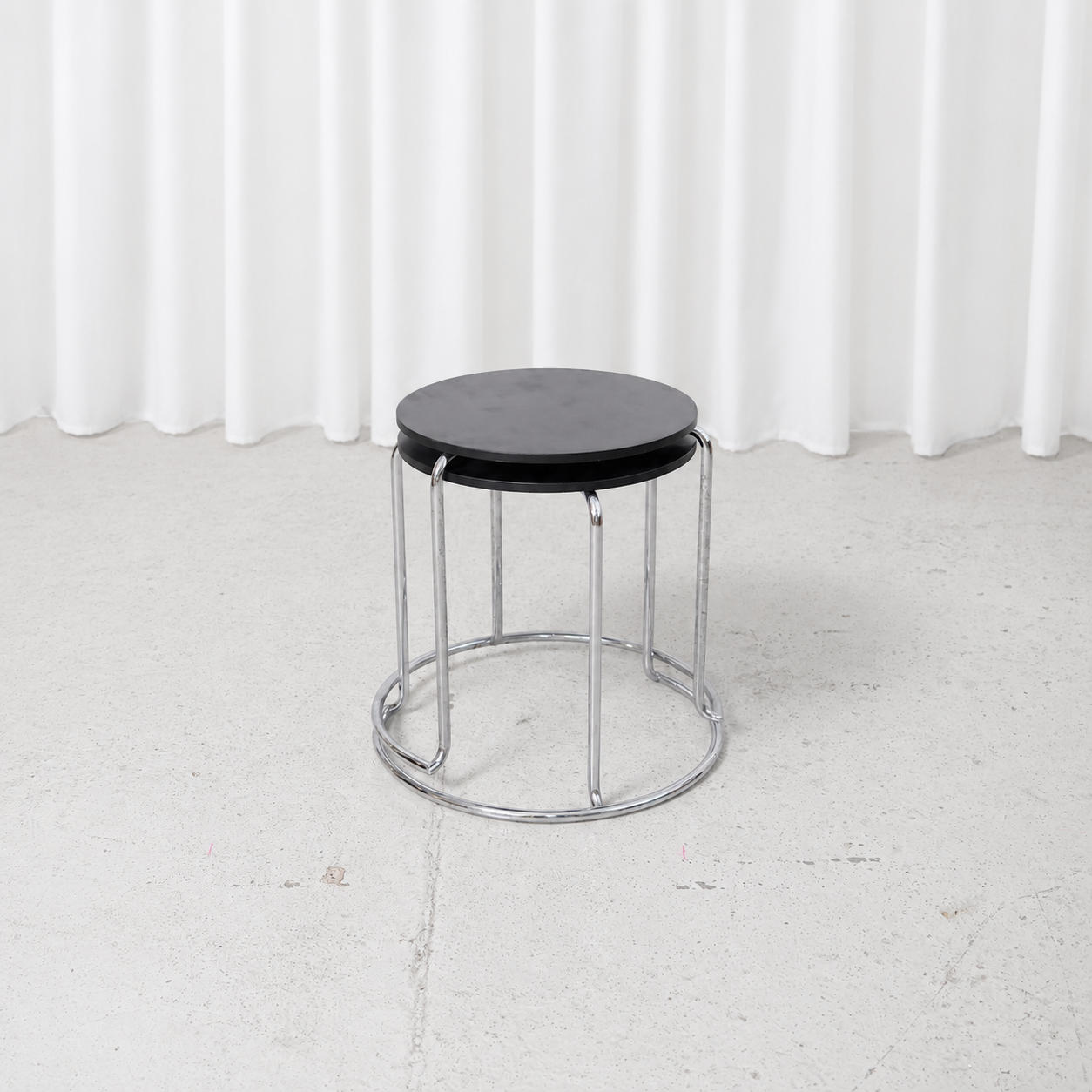Aino Aalto 606 -sivupöytä, valmistaja Artek, musta