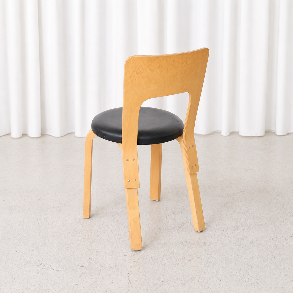 Artek tuoli 66, koivu ja musta nahkaistuin – Alvar Aalto