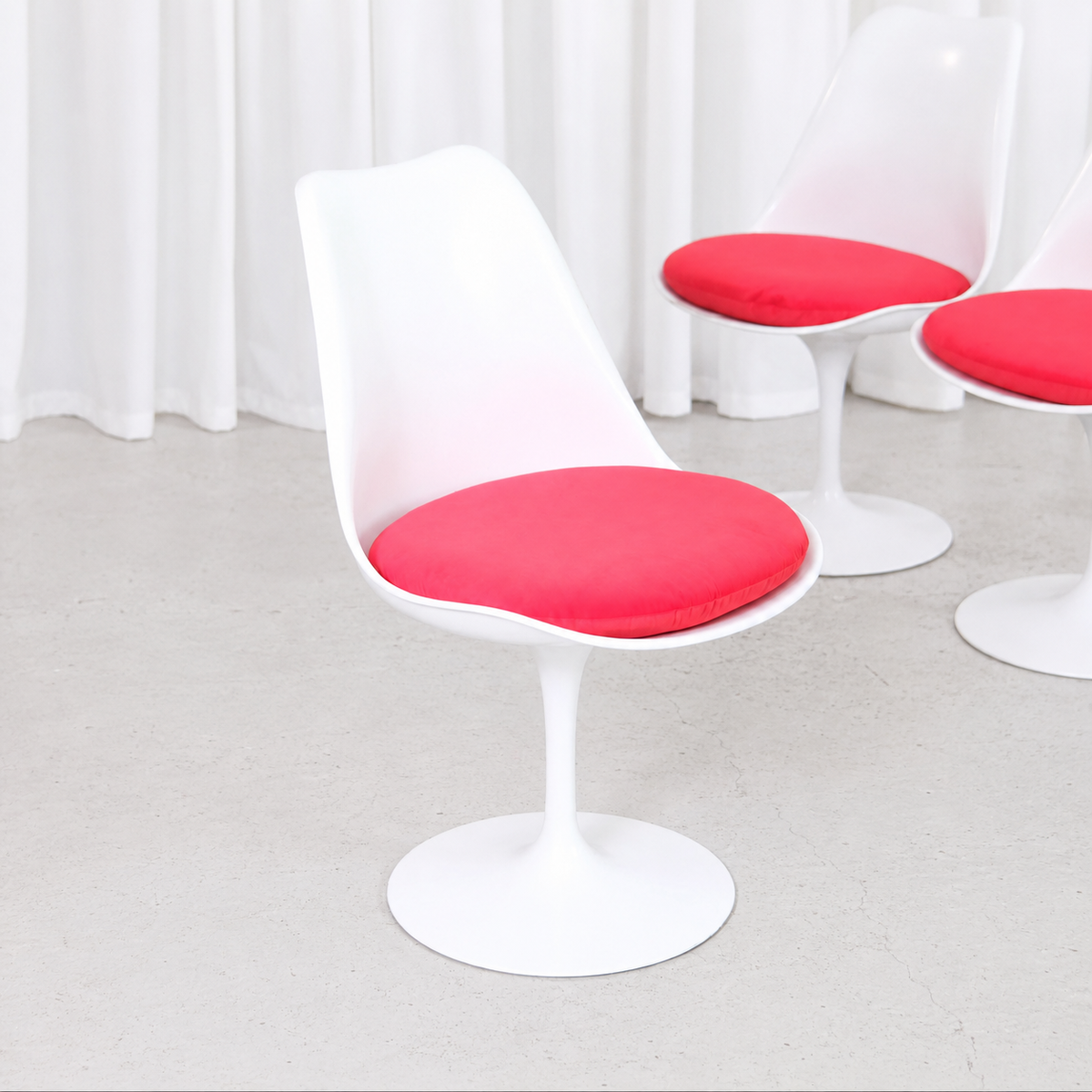 Eero Saarinen Tulip-tuoli, valkoinen ja punainen, valmistaja Knoll