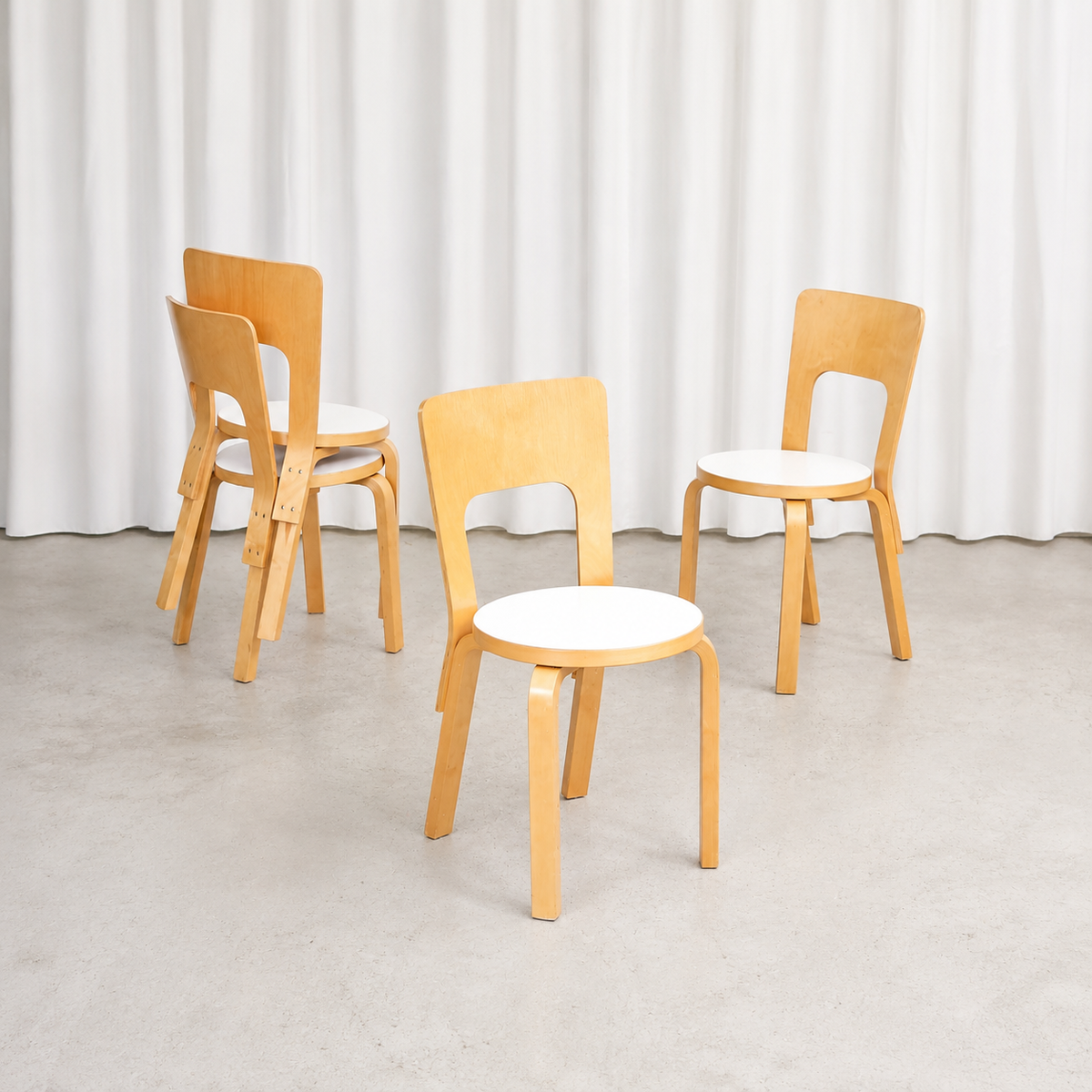 Alvar Aalto 66 -tuolit valkoisilla laminaatti-istuimilla, valmistaja Artek