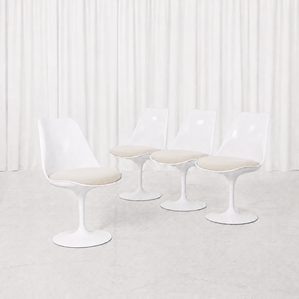 Eero Saarinen Tulip-tuoli, valkoinen ja punainen, valmistaja Knoll
