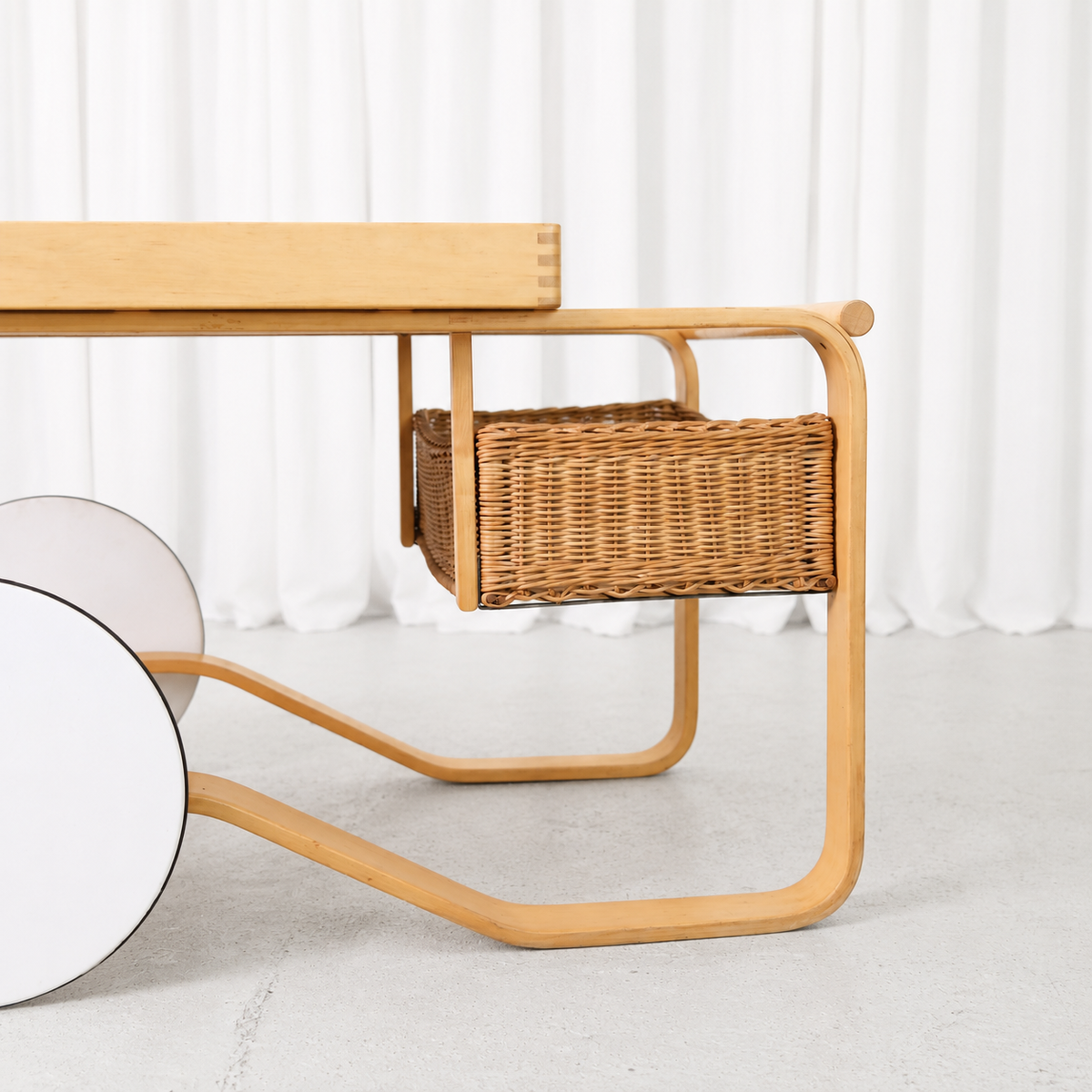 Alvar Aalto Artek 900 -teetarjoiluvaunu, mustat keraamiset laatat