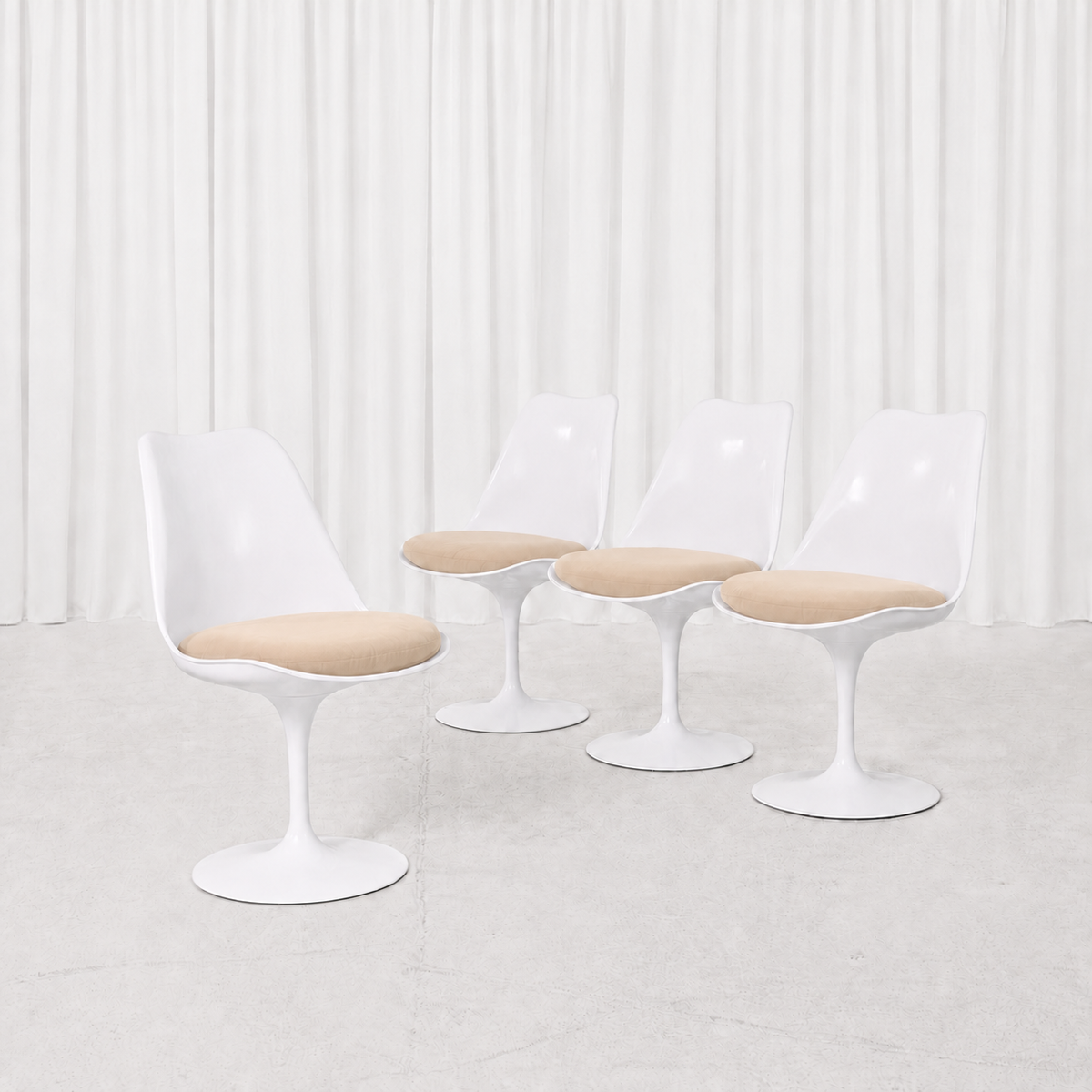 Eero Saarinen Tulip-tuoli, valkoinen ja punainen, valmistaja Knoll