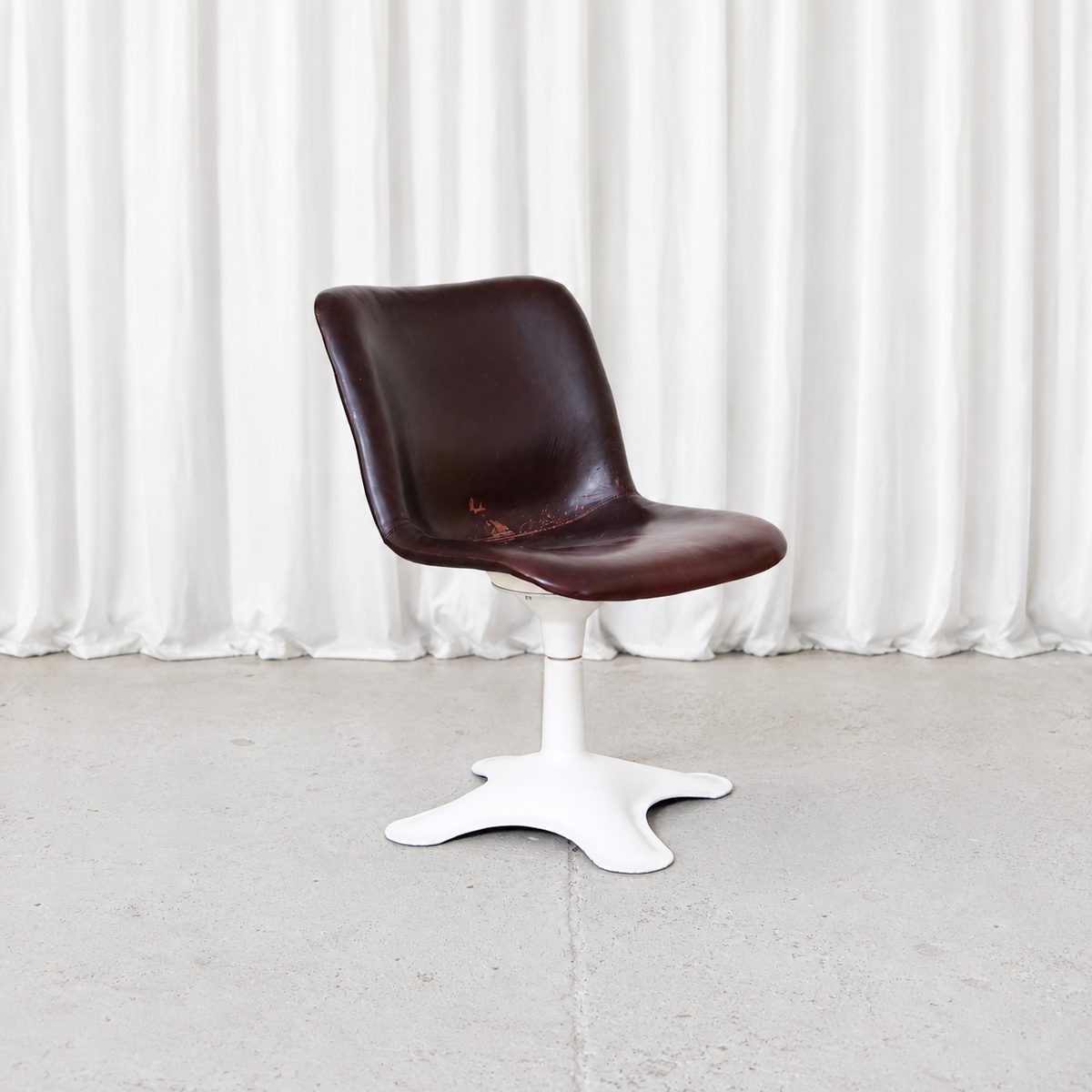Yrjö Kukkapuro Junior Swivel Chair in Leather