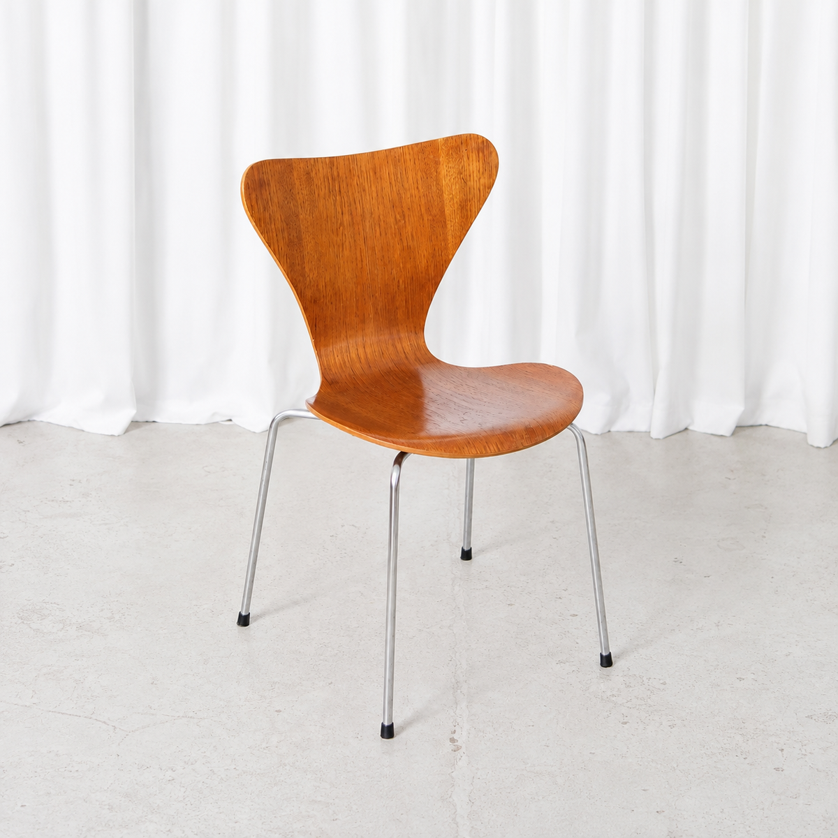 Fritz Hansen sarja 7 tuoli, tiikki – Arne Jacobsen