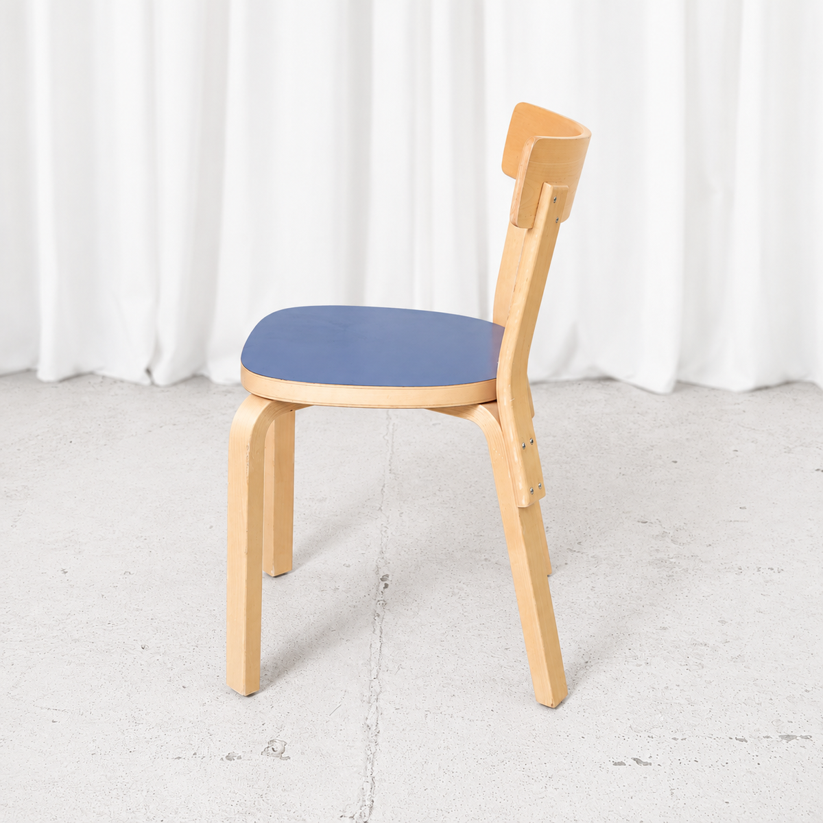 Alvar Aalto 69 -tuoli, valmistaja Artek, sininen laminaatti