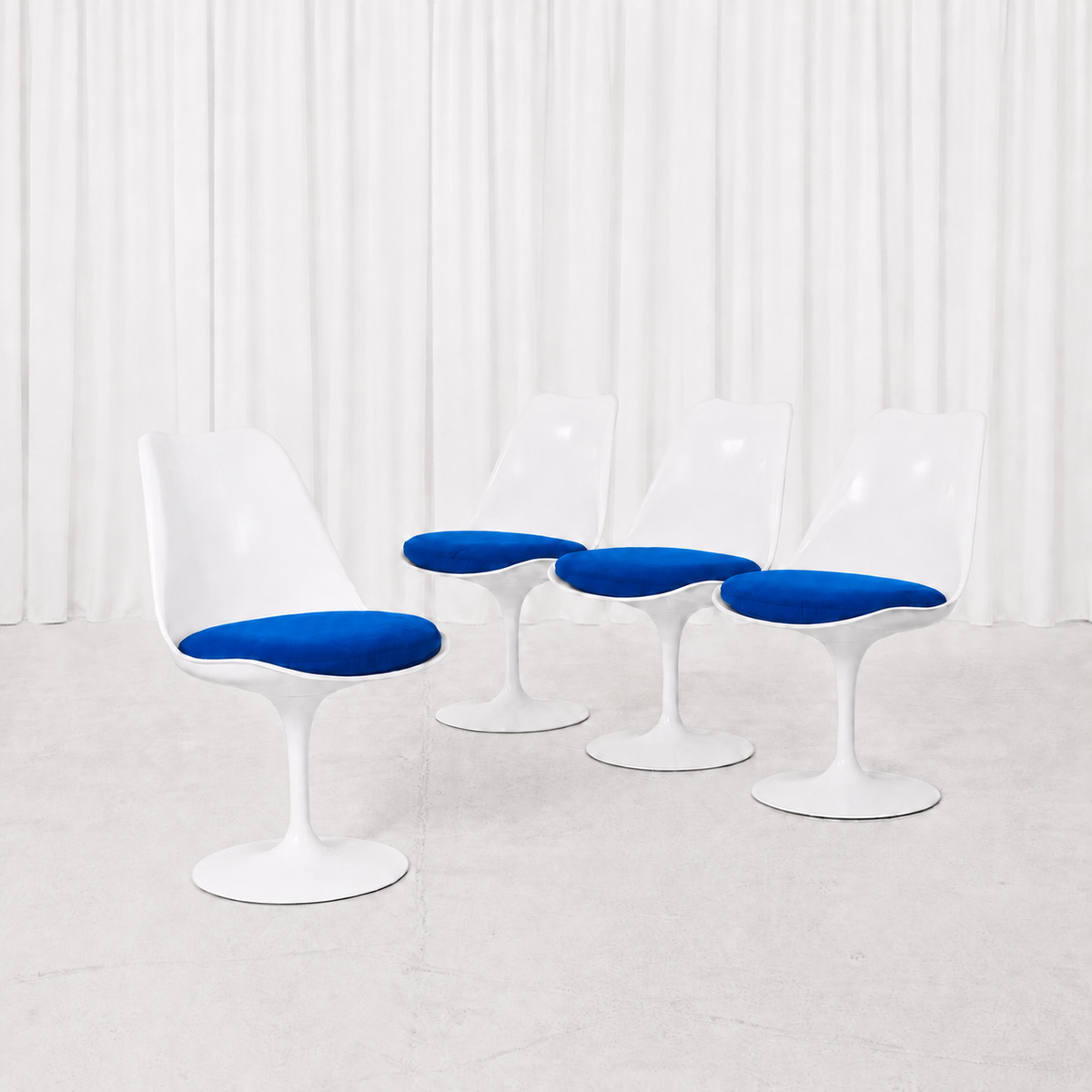Eero Saarinen Tulip-tuoli, valkoinen ja punainen, valmistaja Knoll