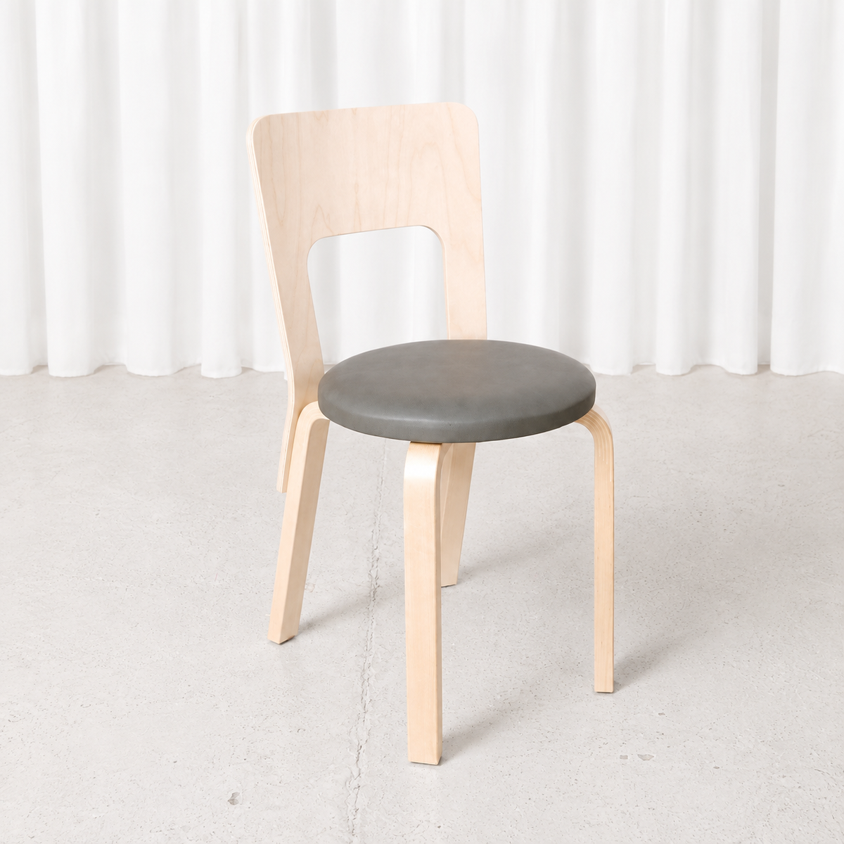 Alvar Aalto 66 -tuoli, valmistaja Artek, 2026