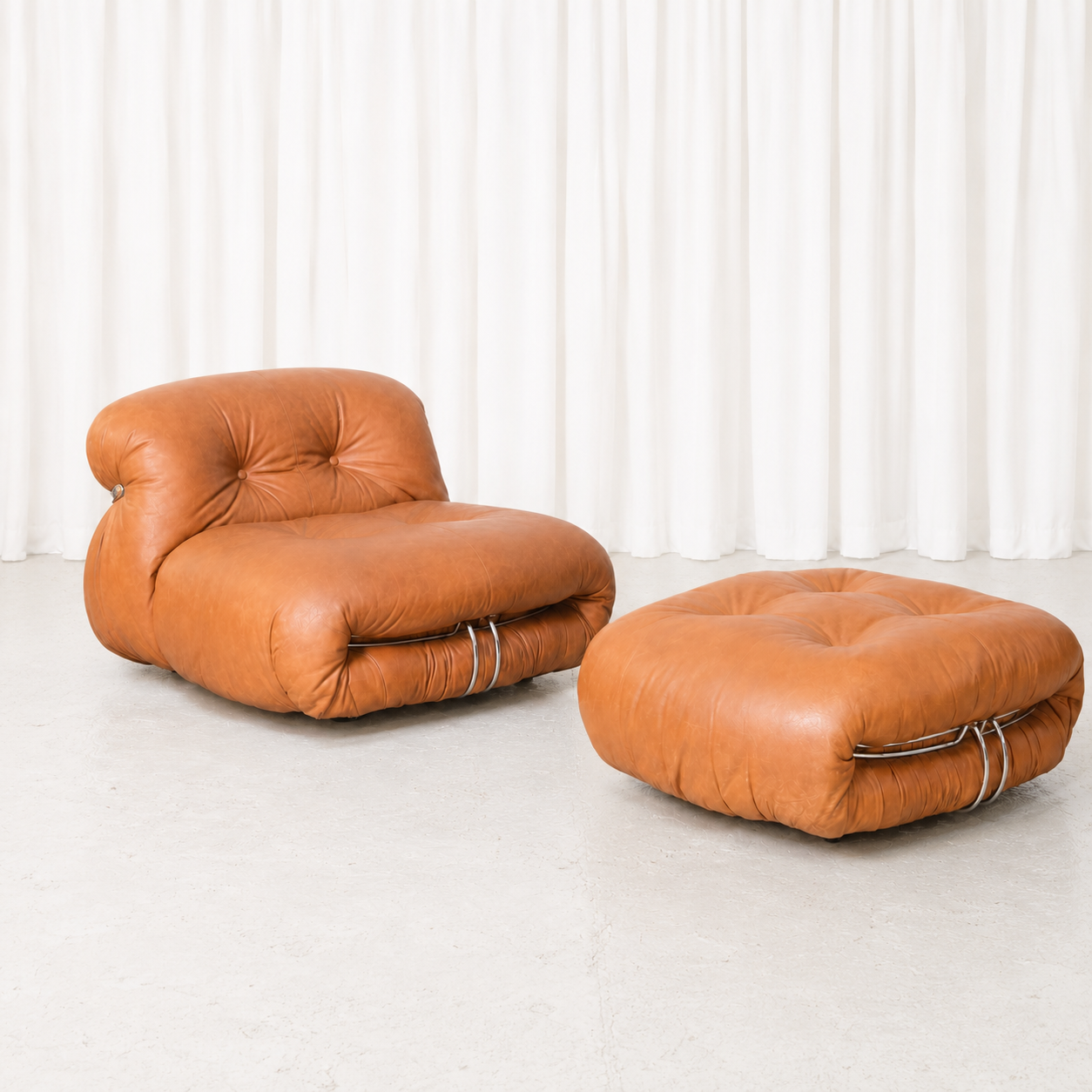 Tobia Scarpa Soriana -nojatuoli ja rahi, konjakinruskea nahka, valmistaja Cassina