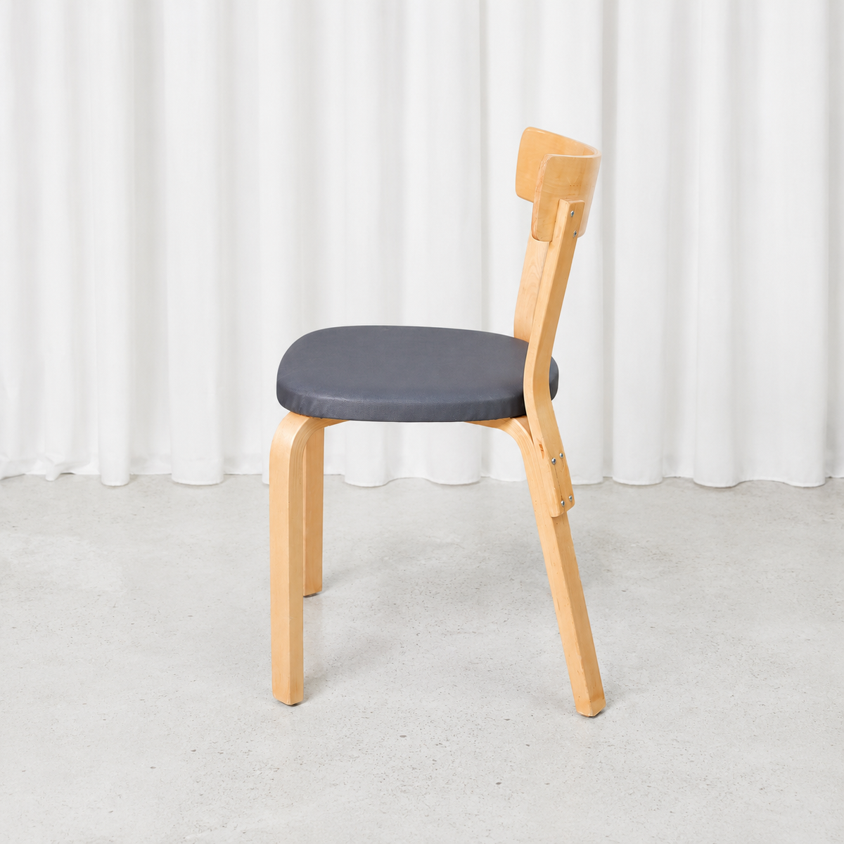 Artek tuoli 69, tummanharmaa verhoilu – Alvar Aalto
