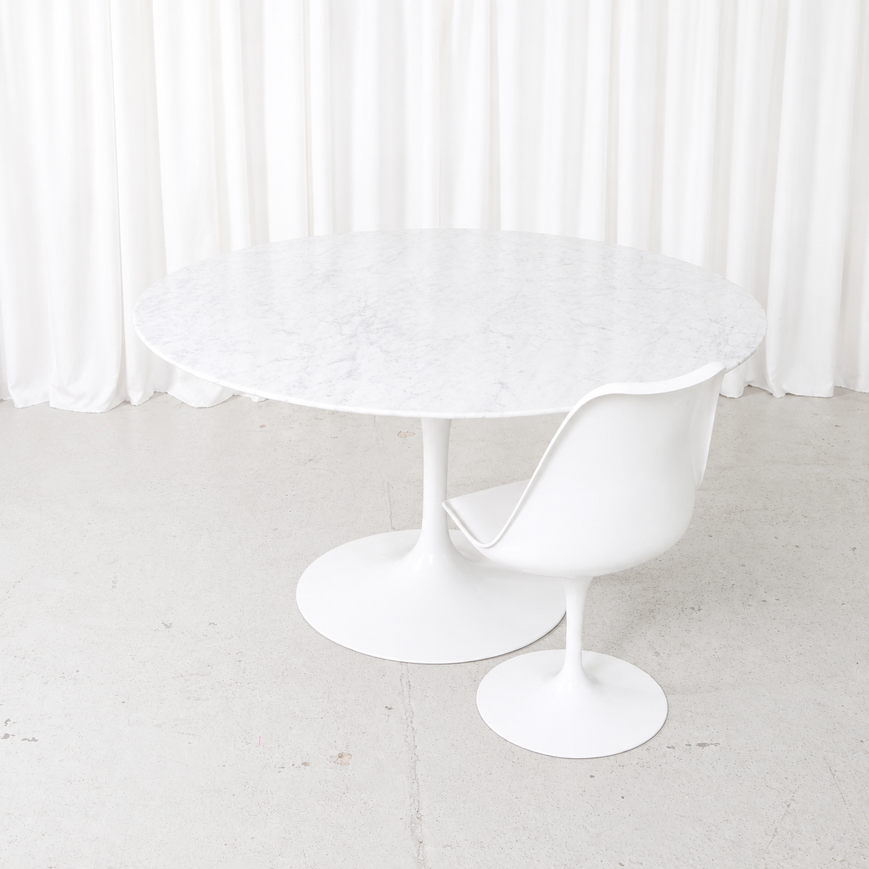 Eero Saarinen Tulip-ruokapöytä, valkoinen marmorikansi, valmistaja Knoll