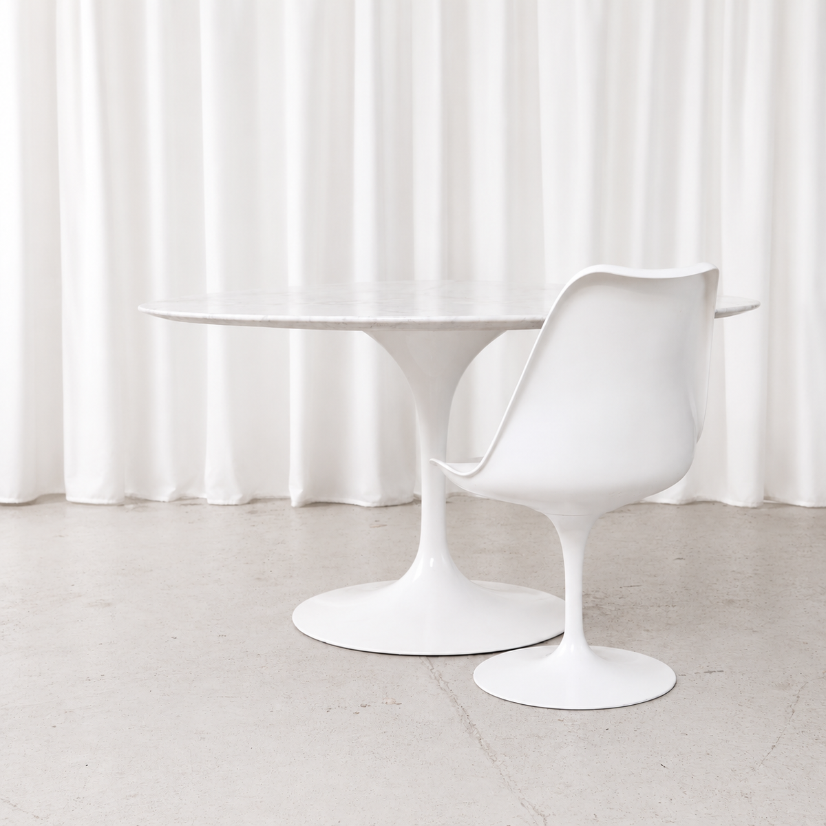 Eero Saarinen Tulip-ruokapöytä, valkoinen marmorikansi, valmistaja Knoll