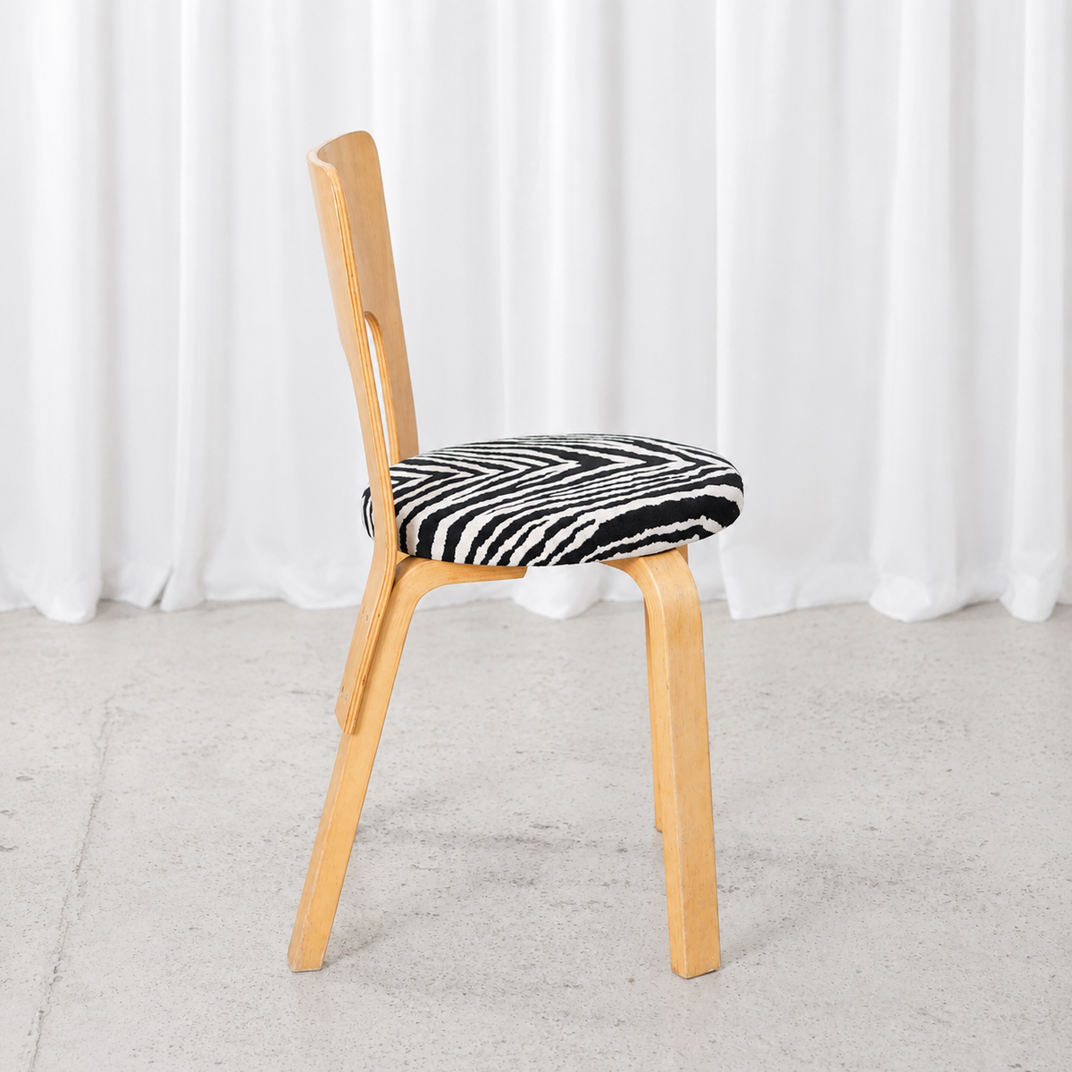 Alvar Aalto 66 -tuoli, valmistaja Artek, Zebra-verhoilu