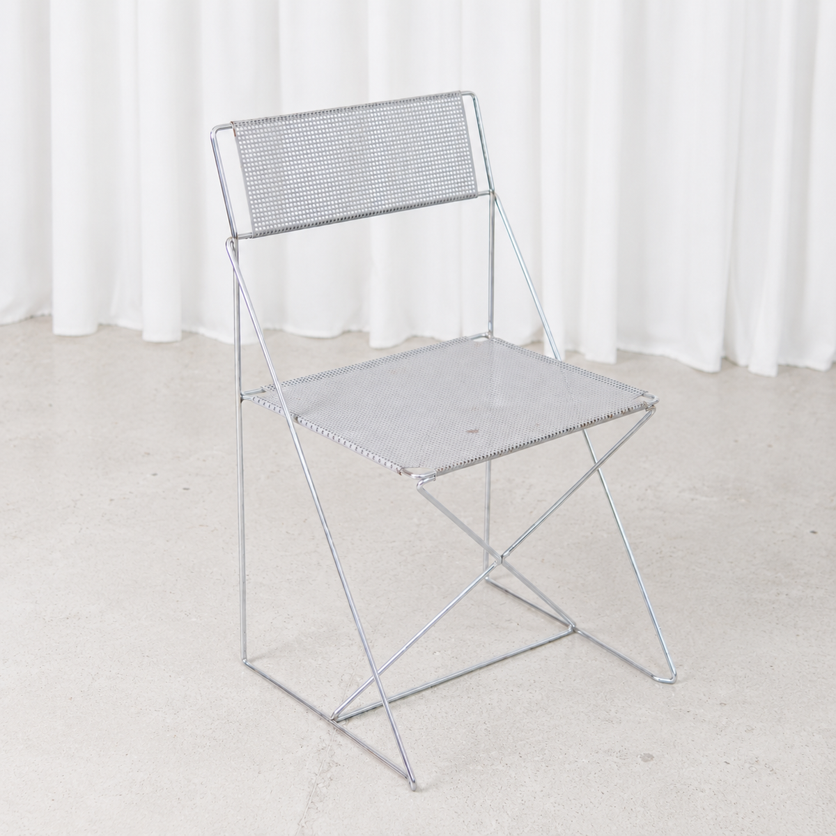Niels Jørgen Haugesen X-Line -tuoli, valmistaja Hybodan, 1977