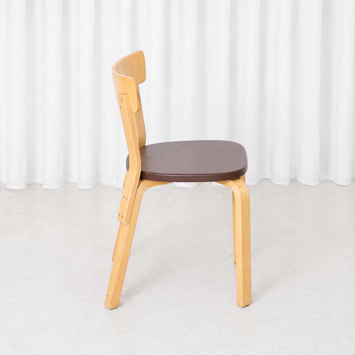 Artek tuoli 69, koivu ja ruskea verhoilu – Alvar Aalto