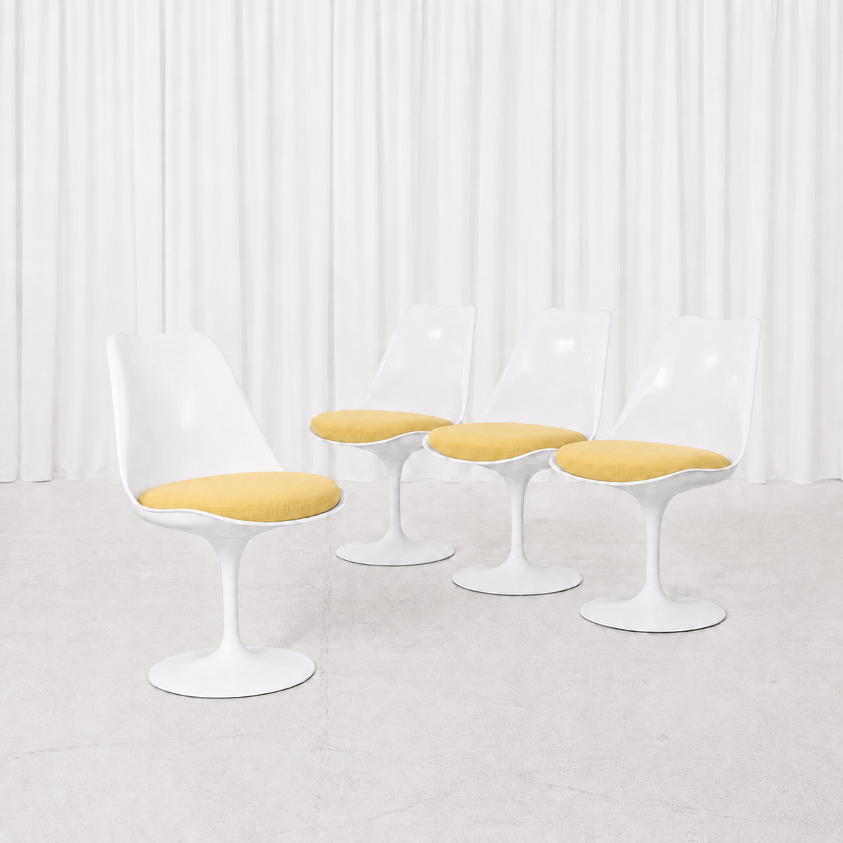 Eero Saarinen Tulip-tuoli, valkoinen ja punainen, valmistaja Knoll