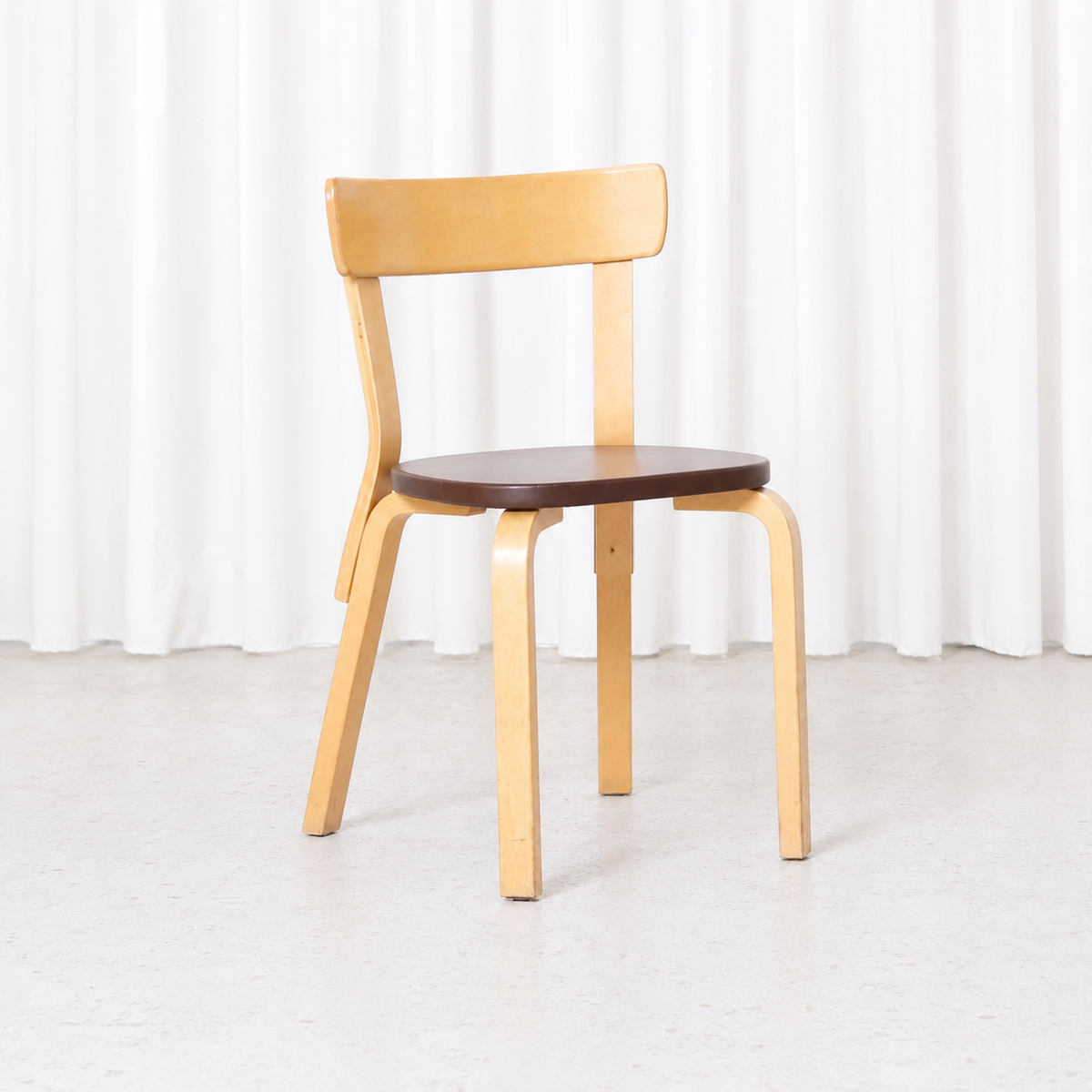 Artek tuoli 69, koivu ja ruskea verhoilu – Alvar Aalto