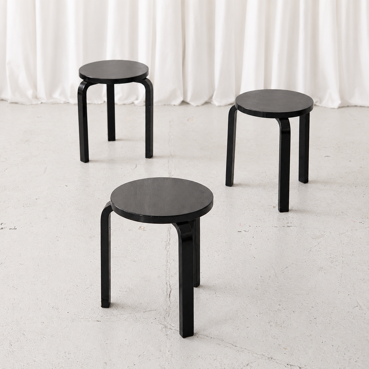 Artek jakkara 60, musta – Alvar Aalto