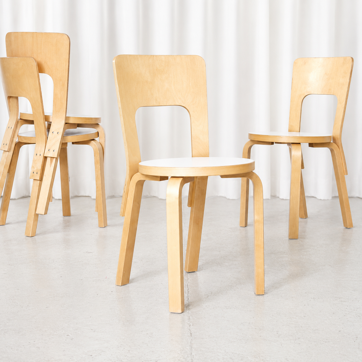 Alvar Aalto 66 -tuolit valkoisilla laminaatti-istuimilla, valmistaja Artek