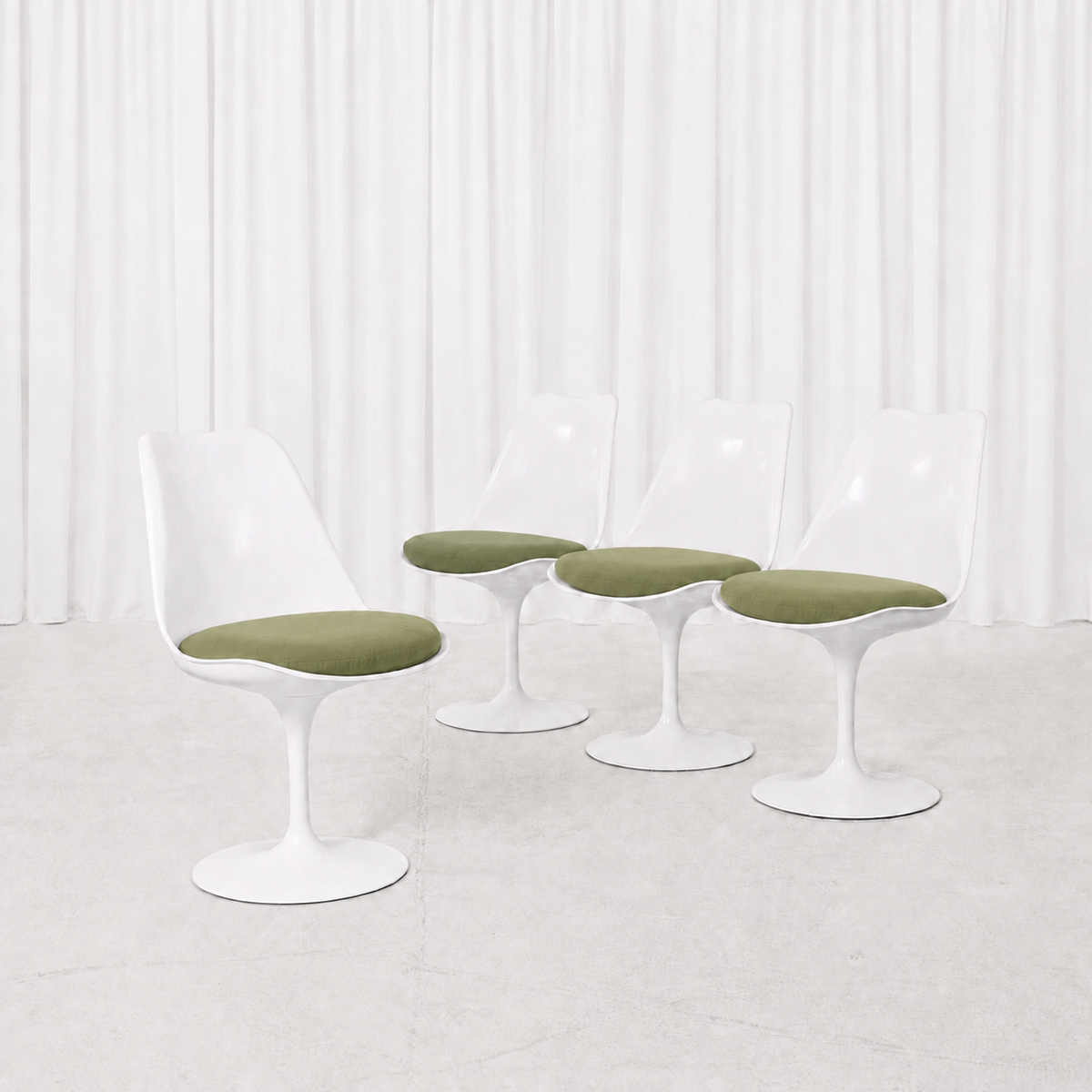 Eero Saarinen Tulip-tuoli, valkoinen ja punainen, valmistaja Knoll