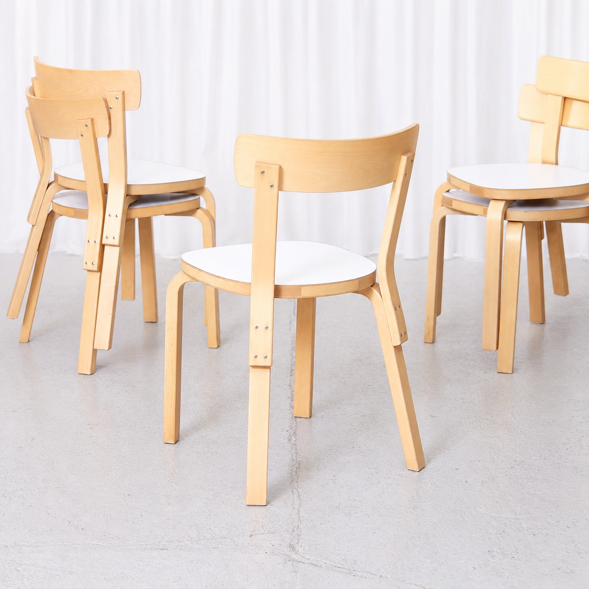 Artek tuoli 69, valkoinen laminaatti – Alvar Aalto