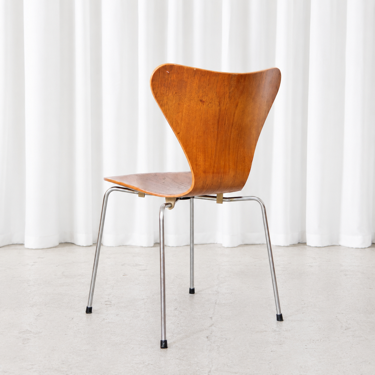 Fritz Hansen sarja 7 tuoli, tiikki – Arne Jacobsen