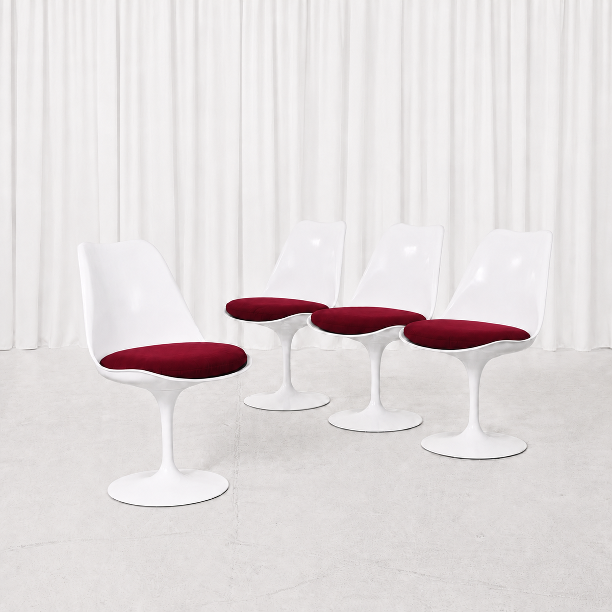 Eero Saarinen Tulip-tuoli, valkoinen ja punainen, valmistaja Knoll
