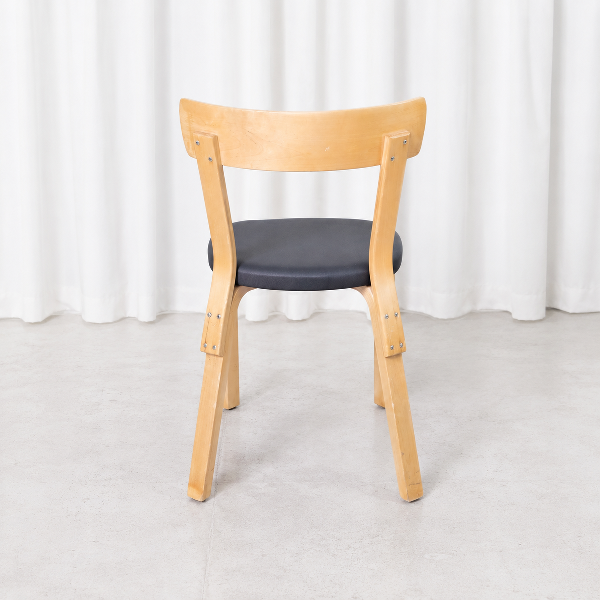 Artek tuoli 69, tummanharmaa verhoilu – Alvar Aalto