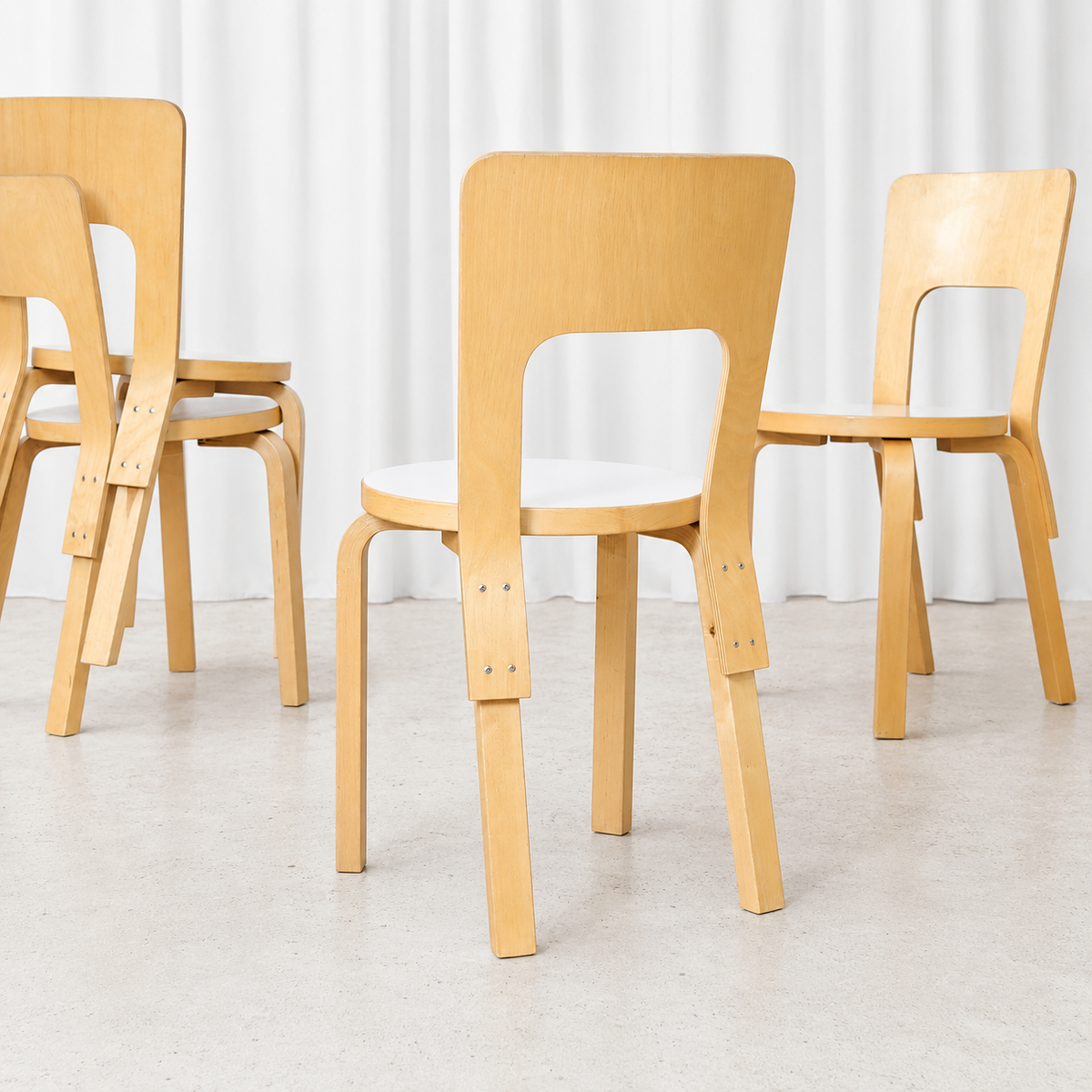 Alvar Aalto 66 -tuolit valkoisilla laminaatti-istuimilla, valmistaja Artek