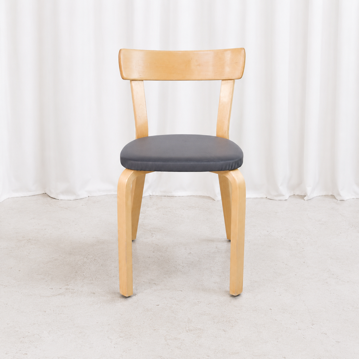 Artek tuoli 69, tummanharmaa verhoilu – Alvar Aalto