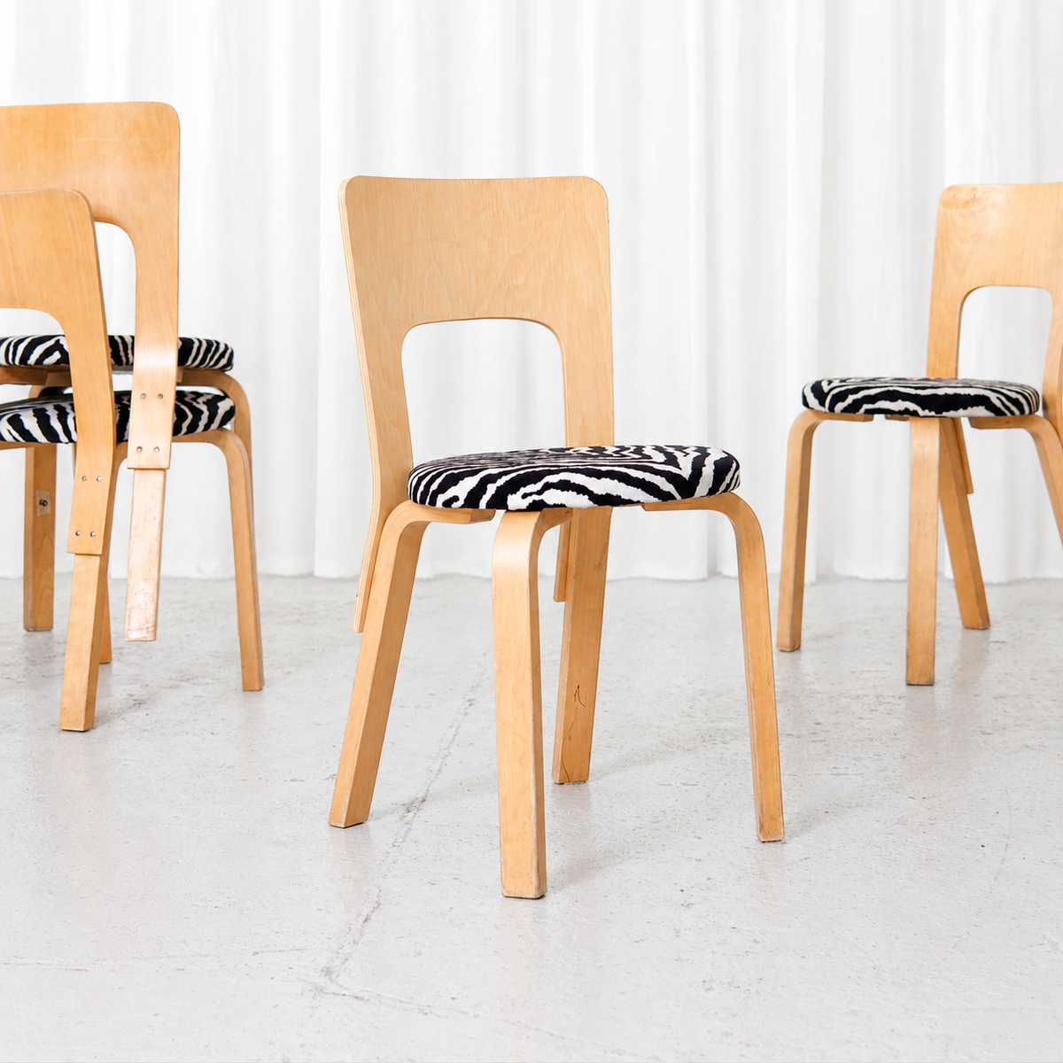 Alvar Aalto 66 -tuoli, valmistaja Artek, Zebra-verhoilu