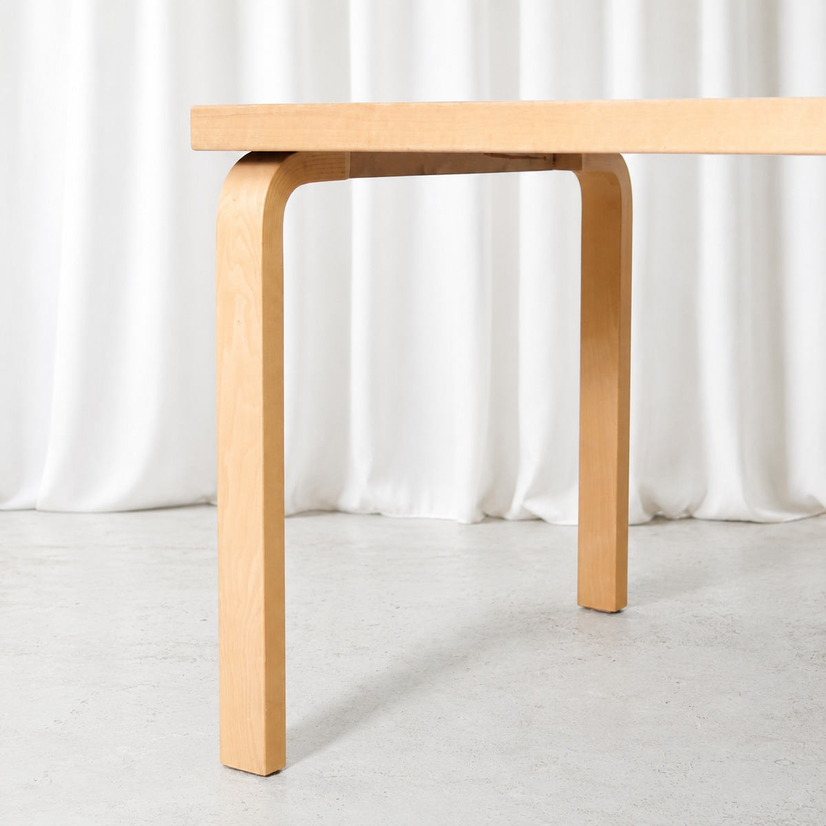 Alvar Aalto Artek 82A -pöytä, valkoinen laminaatti