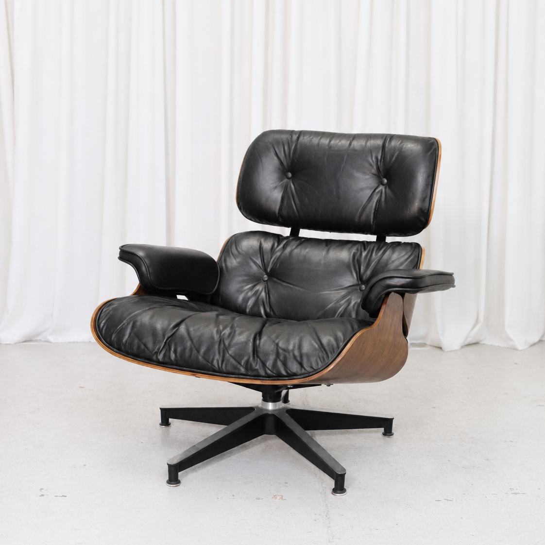 Eames Lounge Chair -lepotuoli ja rahi, ruusupuu ja musta nahka, valmistaja Herman Miller