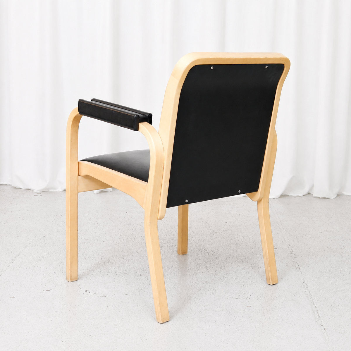 Alvar Aalto E45 -nojatuoli, valmistaja Artek, koivu ja musta nahka
