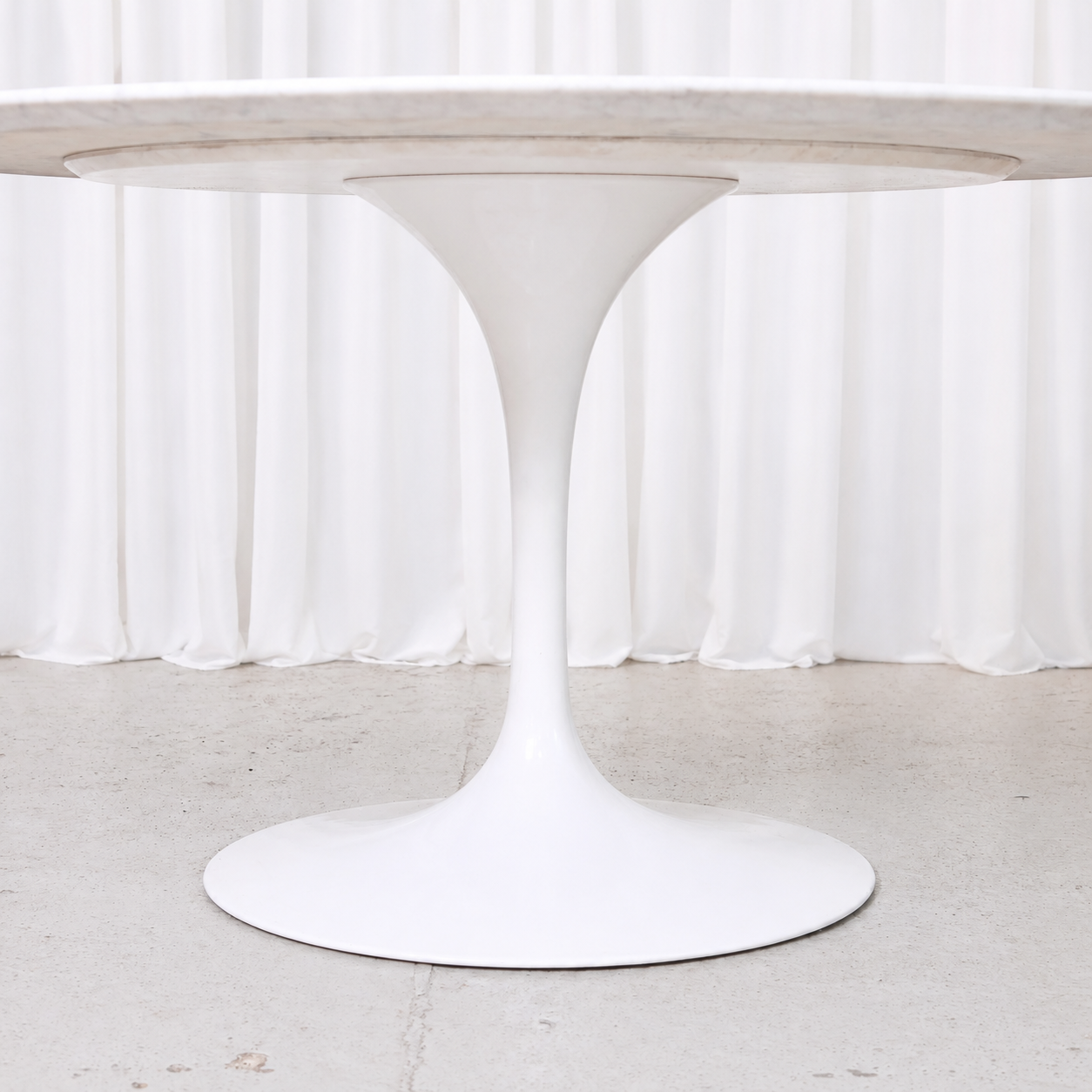 Eero Saarinen Tulip-ruokapöytä, valkoinen marmorikansi, valmistaja Knoll