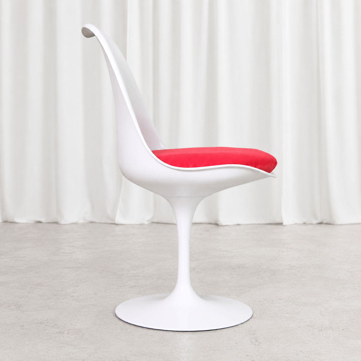 Eero Saarinen Tulip-tuoli, valkoinen ja punainen, valmistaja Knoll