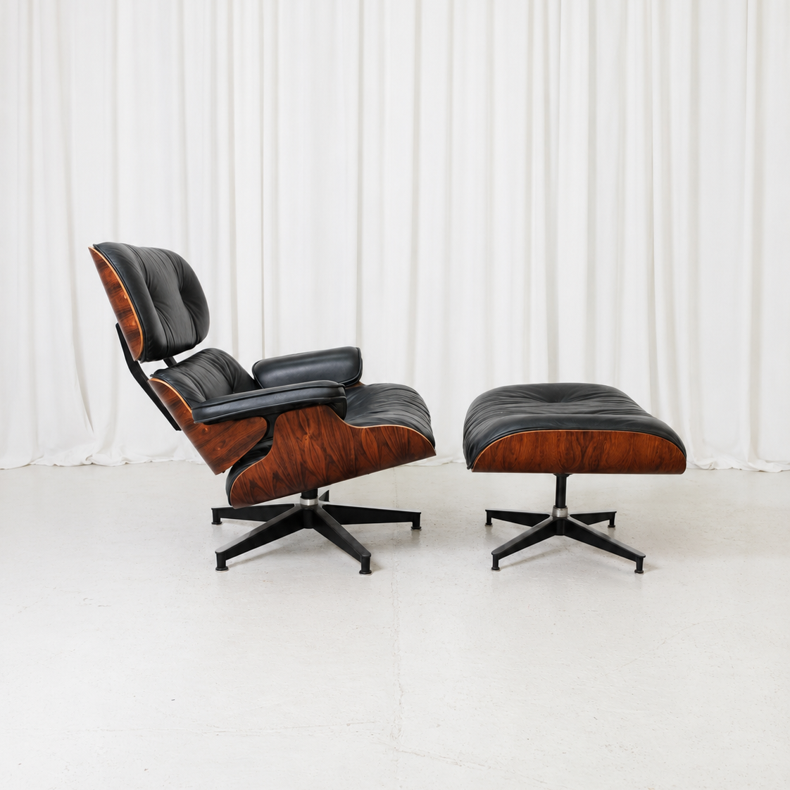 Eames Lounge Chair -lepotuoli ja rahi, ruusupuu ja musta nahka, valmistaja Herman Miller