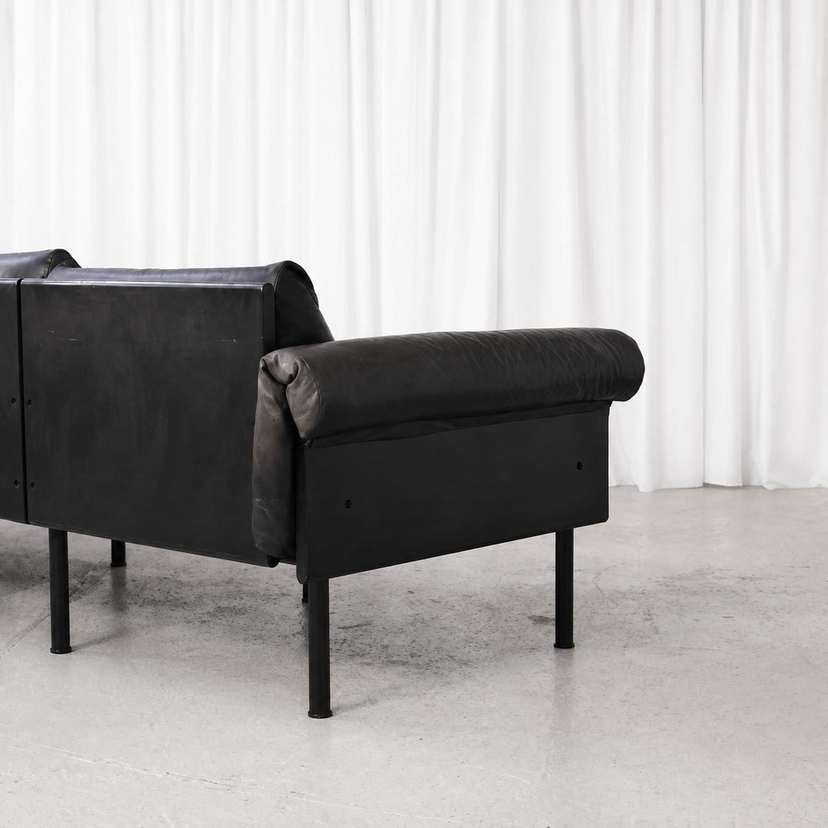 Black leather arm and black wooden frame of Yrjö Kukkapuro Ateljee sofa