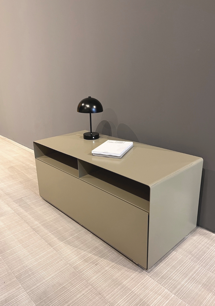 mueller-metall-moebel-Sideboard-R108-gelbgrau-auf Chromfüßen